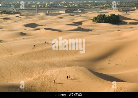 Marokko, Tafilalt, MERZOUGA: Erg Chebbi-Dünen (bis zu 400 ft in der Höhe) und Besucher (NR) Stockfoto