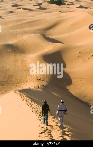 Marokko, Tafilalt, MERZOUGA: Erg Chebbi-Dünen (bis zu 400 ft in der Höhe) und Besucher (NR) Stockfoto