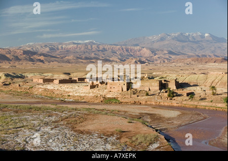 Marokko, südlich des hohen Atlas, AIT BENHADDOU Bereich: kleines traditionelles Dorf und den hohen Atlas / späten Nachmittag Stockfoto