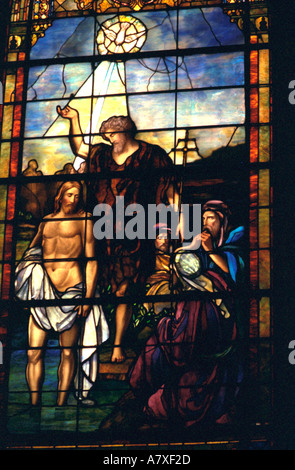 Glasfenster von der Taufe Jesu durch Johannes den Täufer. Palo Alto Kalifornien USA Stockfoto