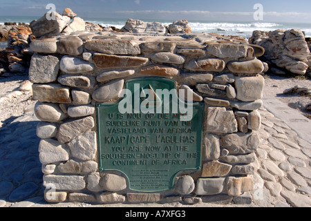 Das Denkmal am Cape Agulhas, dem südlichsten Punkt des afrikanischen Kontinents. Es ist in Englisch und Afrikaans eingetragen. Stockfoto