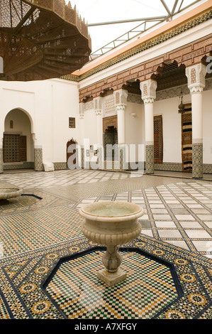 Marokko, Marrakesch: Musee de Marrakesch (untergebracht in einem restaurierten 19. Jahrhundert Riad: Dar Mnebbi) Innenhof Stockfoto