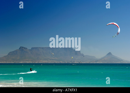 Kite-Surfer in der Tafelbucht mit Tafelberg und Kapstadt im Hintergrund. Stockfoto