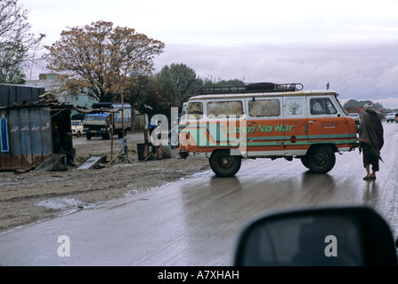 Afghanistan, Mazar Al Sharif, Love No War Motto auf Seite der van bemalt Stockfoto