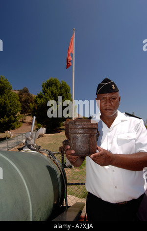 Chief Petty Officer Dudley Malgas halten die Ledertasche eingesetzt, um die Ladung verwendet, um die Mittagszeit Waffe in Kapstadt zu tragen. Stockfoto