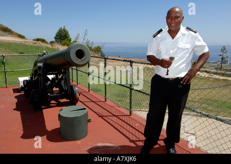 Chief Petty Officer Dudley Malgas neben Mittag Gewehr Kanone in Cape Town, Südafrika. Stockfoto