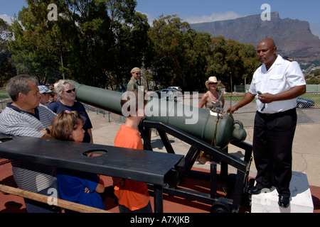 Chief Petty Officer Dudley Malgas geben eine erklärende Gespräche neben Mittag Gewehr Kanone in Cape Town, Südafrika. Stockfoto