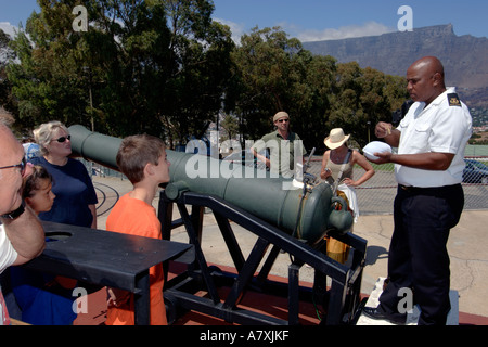 Chief Petty Officer Dudley Malgas geben eine erklärende Gespräche neben Mittag Gewehr Kanone in Cape Town, Südafrika. Stockfoto
