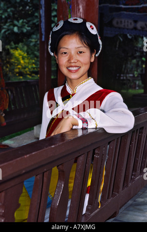 Asien, China, Provinz Yunnan Lijiang. Porträt des jungen Naxi Minderheit Frau in traditioneller Kleidung Stockfoto