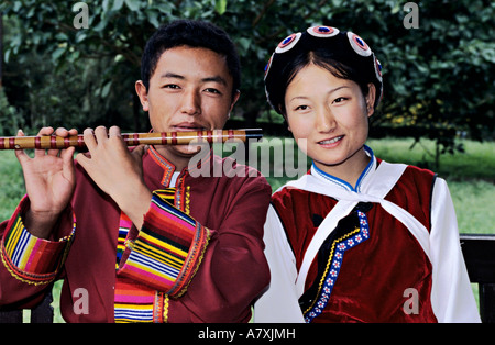 Asien, China, Provinz Yunnan Lijiang. Young Naxi Minderheitspaar in Tracht; Mann mit Querflöte Stockfoto