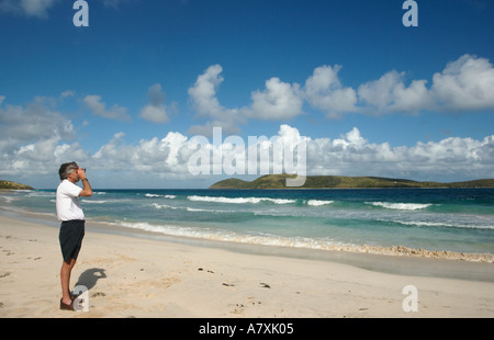 PUERTO RICO-Culebra Playa Zoni Zoni Strand auf der Ostseite der Insel Cayo Norte aus Küste Mann mit dem Fernglas Stockfoto