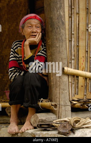 Schwarz Lisu ethnische Minderheit Frau. in der Nähe von Fulong. Nujiang Präfektur. Provinz Yunnan. CHINA Stockfoto