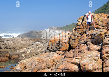 Eine junge Dame stellt entlang eines Teils der Otter Trail im Tsitsikamma National Park an der Garden Route in Südafrika. Stockfoto