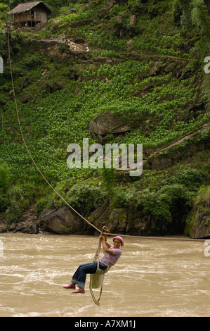 Tragseil, Nu-Fluss zu überqueren. Gongshan County. Provinz Yunnan. CHINA Stockfoto