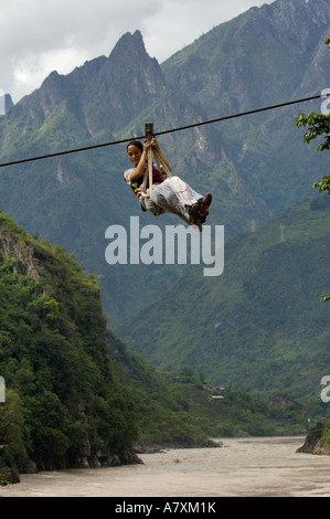 Tragseil, Nu-Fluss zu überqueren. Gongshan County. Provinz Yunnan. CHINA Stockfoto