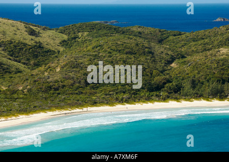 PUERTO RICO-Culebra Flamenco Beach Playa Flamenco Hügel über Korallenriffe der Karibik blau-grünes Wasser Stockfoto
