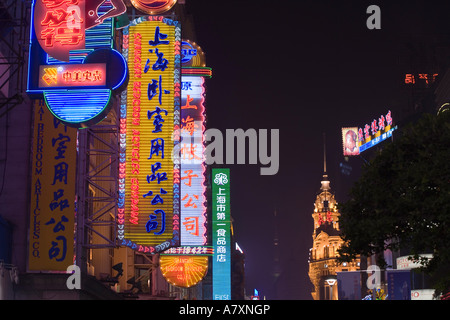 Asien, China, Shanghai, Neon signs Linie Schaufenster entlang Nanjing Road Stockfoto