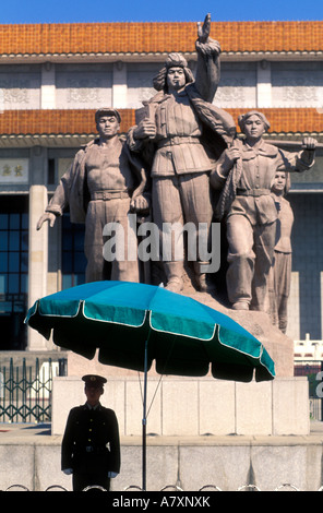 China, Beijing, Soldat vor heroische Statue am Tiananmen-Platz Stockfoto