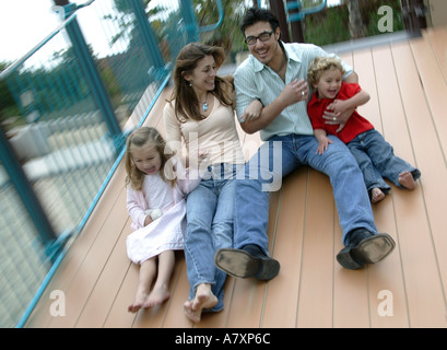 FAMILIE AUF FAIRGRAOUND FOLIE Stockfoto