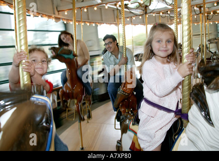 FAMILIE AM MESSEGELÄNDE PFERDE FAHREN Stockfoto