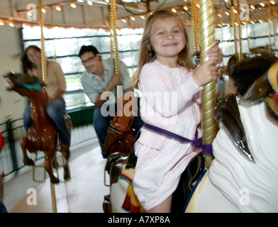 FAMILIE AM MESSEGELÄNDE PFERDE FAHREN Stockfoto