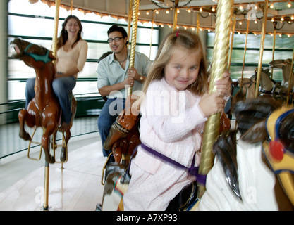 FAMILIE AM MESSEGELÄNDE PFERDE FAHREN Stockfoto