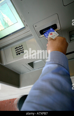 Mann am Geldautomaten Stockfoto