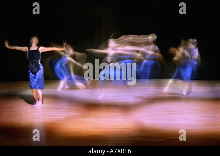 [Tanz] mit [verschwommene Bewegung] DER WEIBLICHEN [zeitgenössische Tänzer] Stockfoto