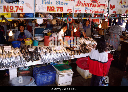 Asien, Philippinen, Benguet Provinz, Baguio City. Fisch-Läden an der City Market Stockfoto