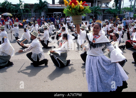 Philippinen, führen kostümierte Tänzer bei der Sinulog Parade in Mandaue City in der Nähe von Cebu City auf der Insel Cebu Stockfoto