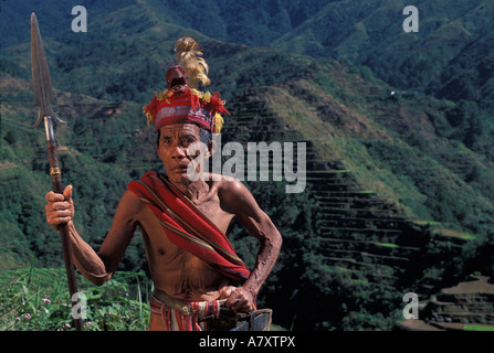 Philippinen, Insel Luzon, Mann in traditionellen Ifugao Lendenschurz posieren für Schnappschüsse bei Banaue Terrassen. (MR) Stockfoto