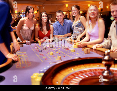 Gruppe von Jugendlichen roulette spielen lächeln Stockfoto