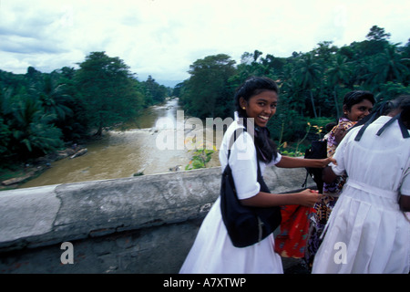 Sri Lanka Fuß Schulmädchen nach Hause auf Brücke in der Nähe der Stadt Kandy. (MR) Stockfoto