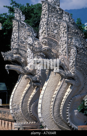 Thailand, Chiang Mai, Detail der Naga (die Schlange) Skulpturen rund um Basis des Wat Chedi Luang Tempel Stockfoto