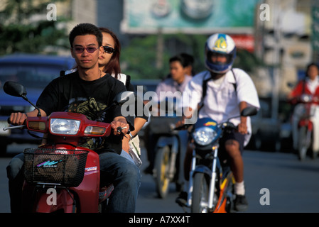 Thailand, Chiang Mai, Motorroller-Fahrt durch die überfüllten Straßen der Innenstadt in der Nachmittagssonne Stockfoto