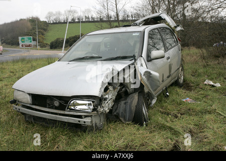 Verkehrsunfall mit zertrümmerten Auto auf einen Kreisverkehr außerhalb Letterkenny County Donegal Irland Stockfoto