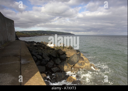 Blick auf Red Bay von Küstenschutzes in blauen Wolkenhimmel Glenariff Waterfoot Pier blicken Stockfoto