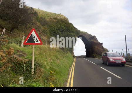 Auto in Richtung Kamera bei dem fallen kommen Felsen Roadsign bei roten Bogen Waterfoot Glenariff County Antrim-Nordirland Stockfoto