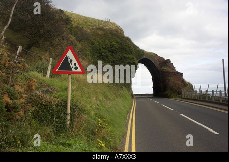 fallende Felsen Roadsign bei roten Bogen Waterfoot Glenariff County Antrim-Nordirland Stockfoto