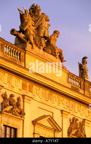 Europa, Deutschland, Berlin. Unter Den Linden, Morgenlicht an Zeughaus Stockfoto