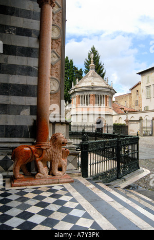 Italien, Bergamo, Ansicht des Baptisteriums von Dom Schritte Stockfoto