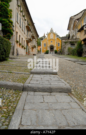 Italien, Orta, Lago d ' Orta, Kirche am Ende der steilen Straße Stockfoto