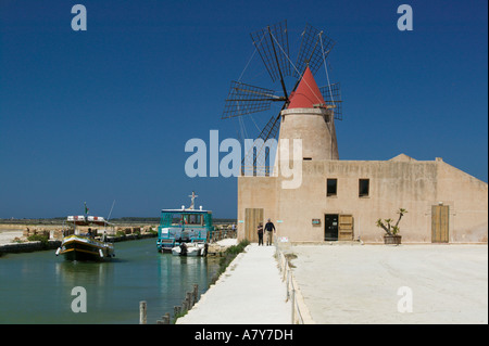 Italien, Sizilien, Mozia. Salz Pfannen & Windmühlen in der Nähe von Mozia Insel alte Salz Produktionsfläche Stockfoto