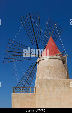 Italien, Sizilien, Mozia. Salz Pfannen & Windmühlen in der Nähe von Mozia Insel alte Salz Produktionsfläche Stockfoto