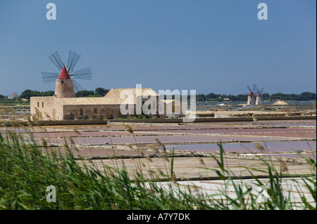 Italien, Sizilien, Mozia. Salz Pfannen & Windmühlen in der Nähe von Mozia Insel alte Salz Produktionsfläche Stockfoto