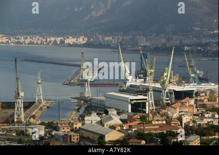 Italien, Sizilien, Palermo, Blick auf den Hafen von Palermo aus Monte Pellegrino Stockfoto