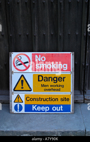 Gesundheits- und Sicherheitsschilder auf der englischen Baustelle Stockfoto
