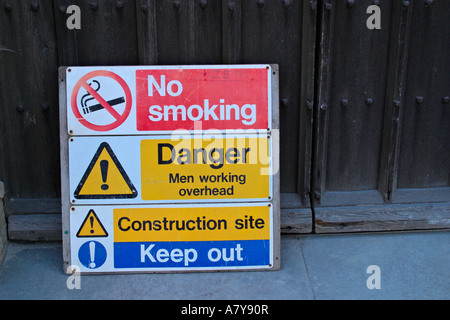 Gesundheits- und Sicherheitsschilder auf der englischen Baustelle Stockfoto