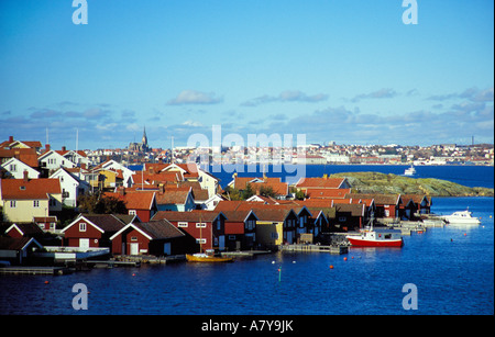 Schweden, Bohuslan, Fiskebackskil. Angeln-Dorf des Fiskebackskil mit der Stadt Lysekil im Hintergrund. Stockfoto