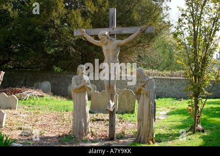 Drei Statuen bekannt als The Golgatha auf dem Friedhof der St.-Nikolaus-Pfarrkirche, Arundel, Sussex Stockfoto